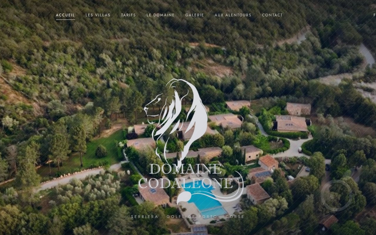 Page d'accueil du site Domaine Codaleone en ligne, vue aérienne du domaine et de la piscine à Serriera, golfe de Porto en Corse.