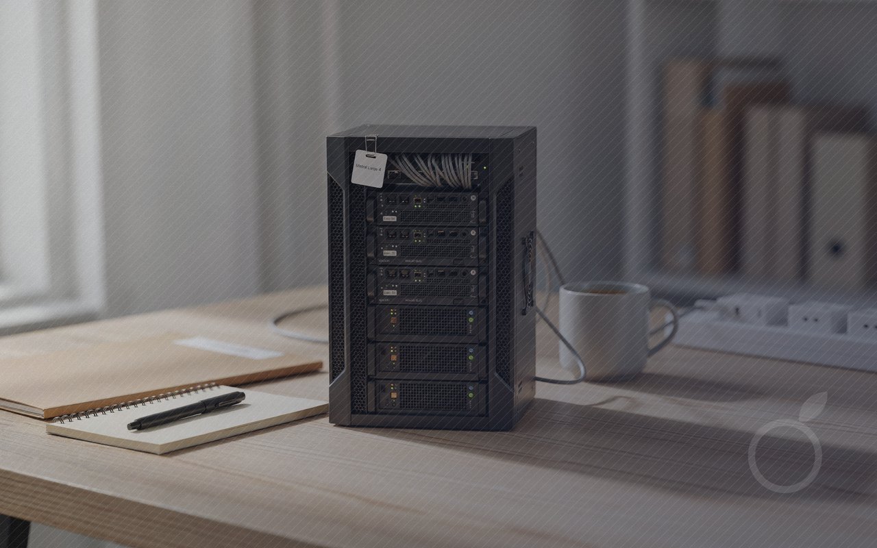 Mini rack de calcul noir posé sur un bureau en bois près d'un carnet et d'une tasse, illustrant l'hébergement de son IA chez soi avec Mistral Large 4
