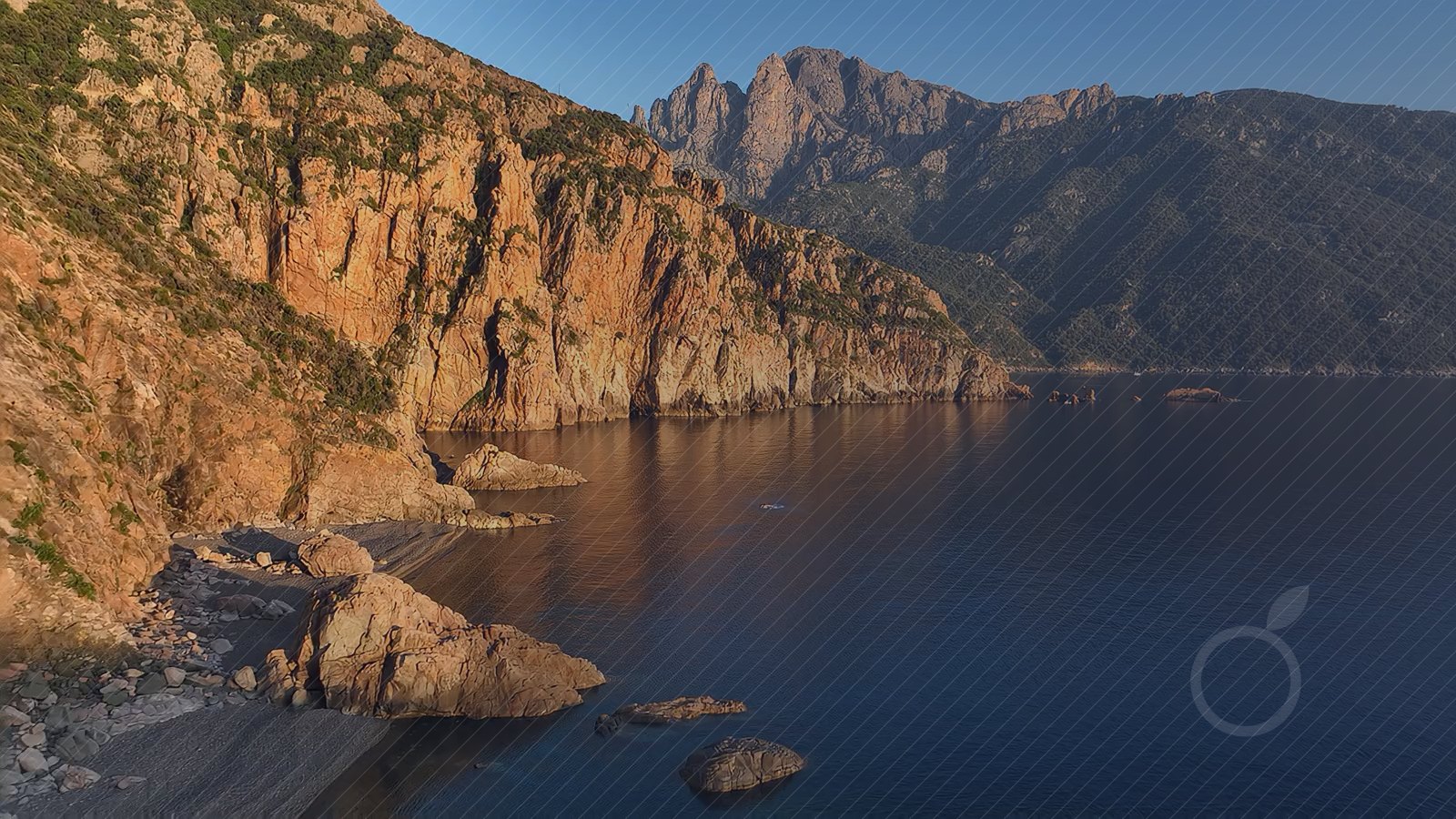 La crique de Bussaglia vue du ciel, image d'ouverture du projet Les Galets.
