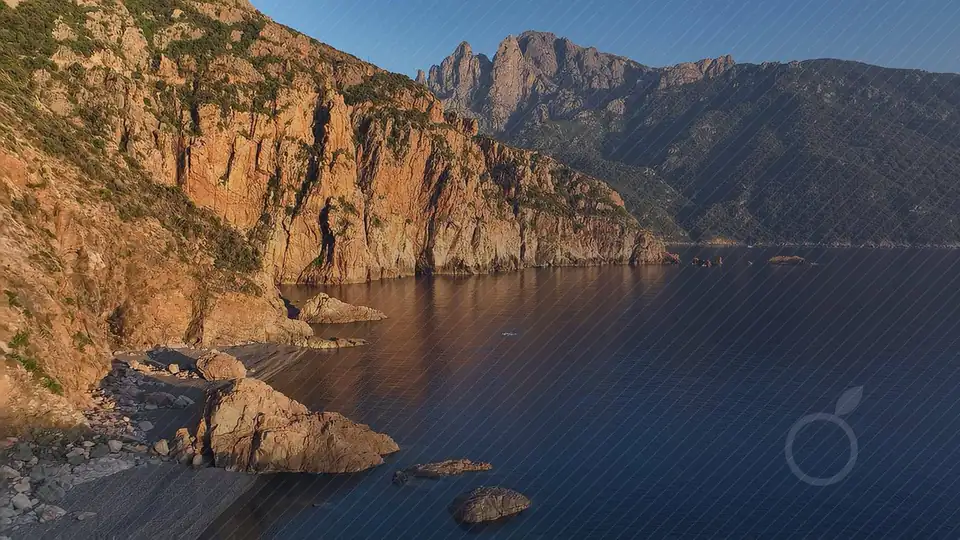 La crique de Bussaglia vue du ciel, image d'ouverture du projet Les Galets.
